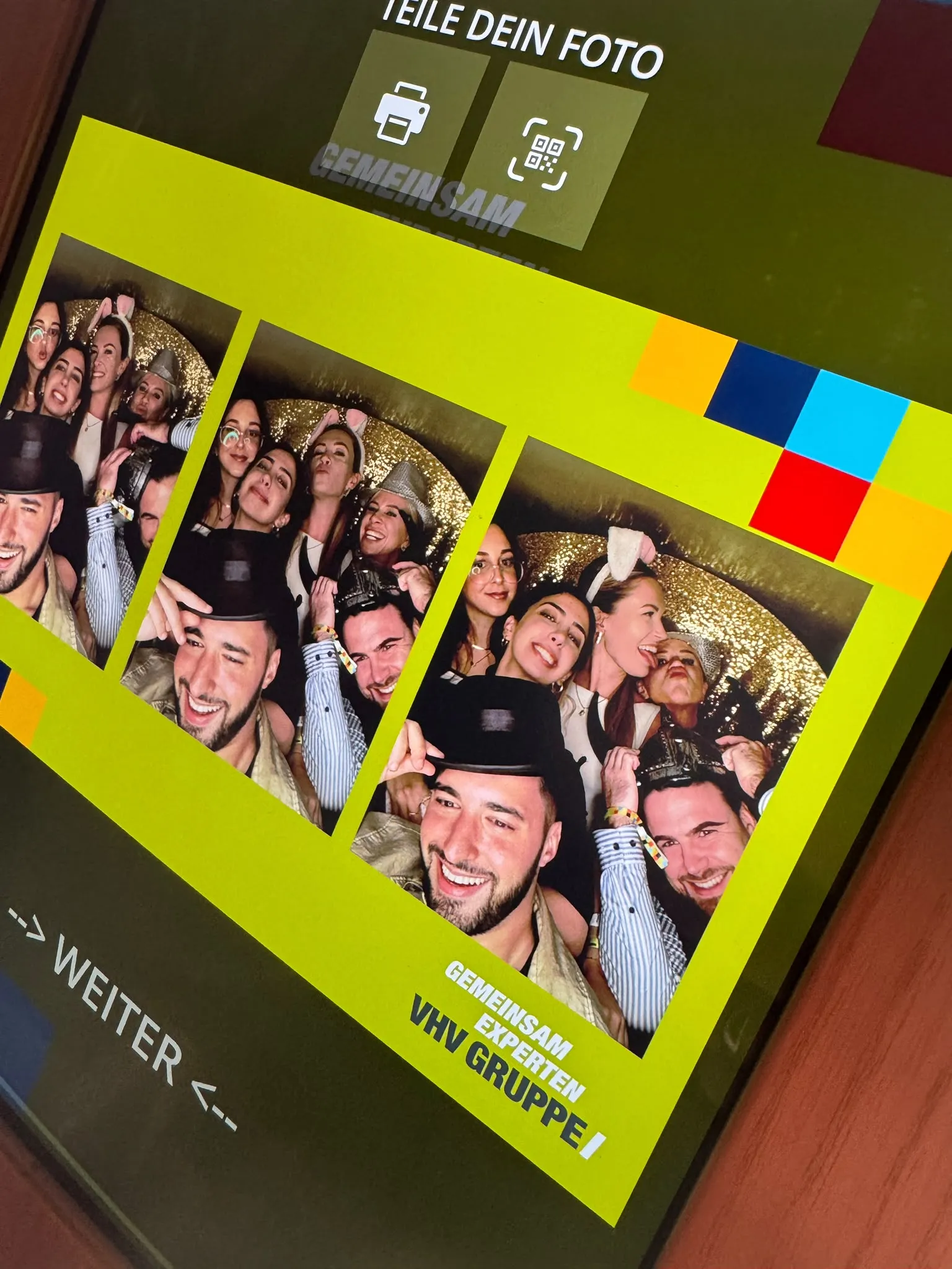 Display im Bulli mit gebrandetem Fotolayout: drei Fotostreifen im Design der VHV Gruppe